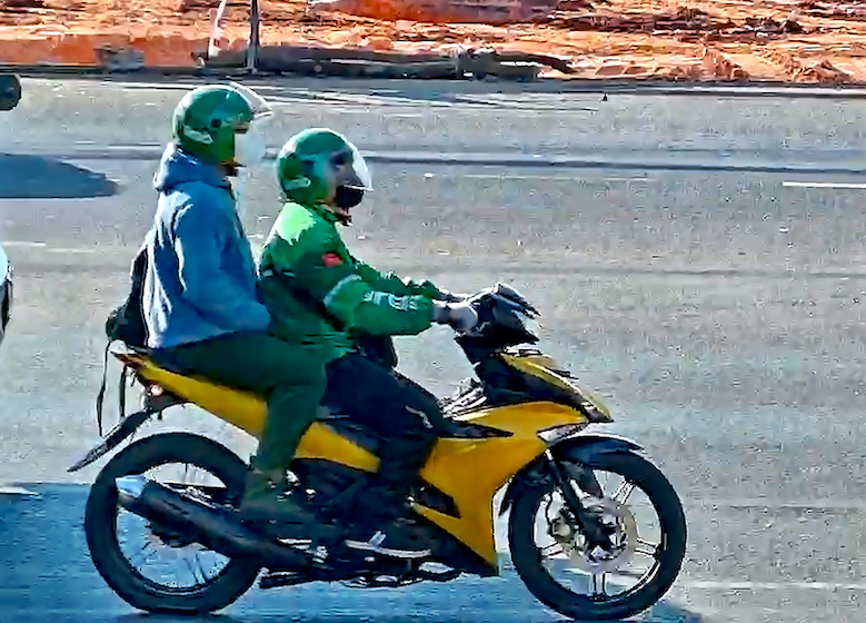 Công an đi từng nhà kêu gọi người dân tố giác hai tên cướp ngân hàng ở Gia Lai- Ảnh 6.