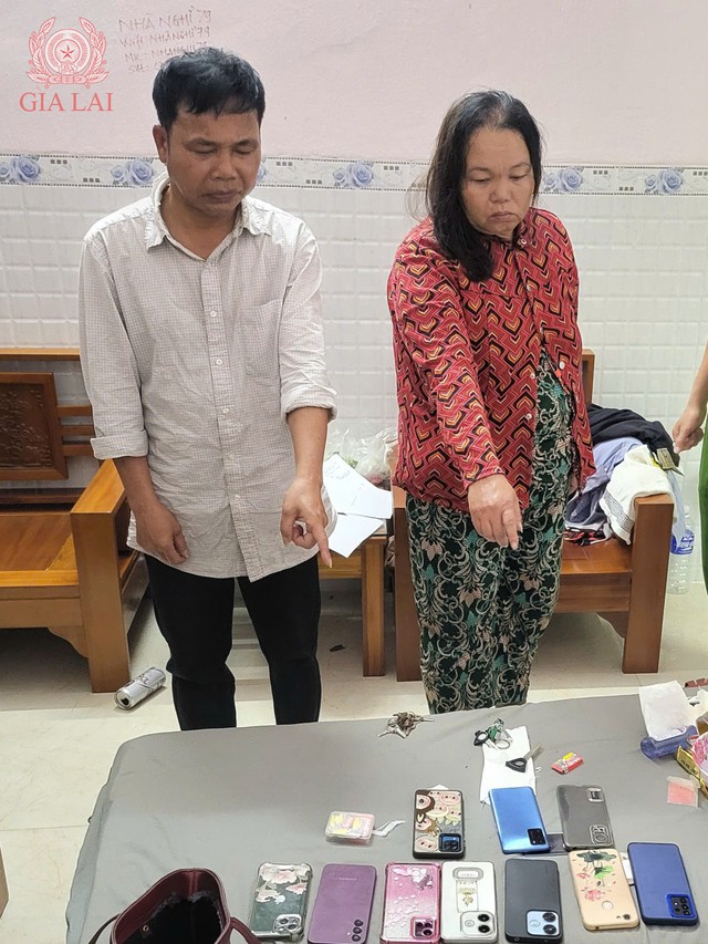 Bắt, kh&aacute;m x&eacute;t nơi ở của vợ chồng Nguyễn Thị Chung- Ảnh 1.