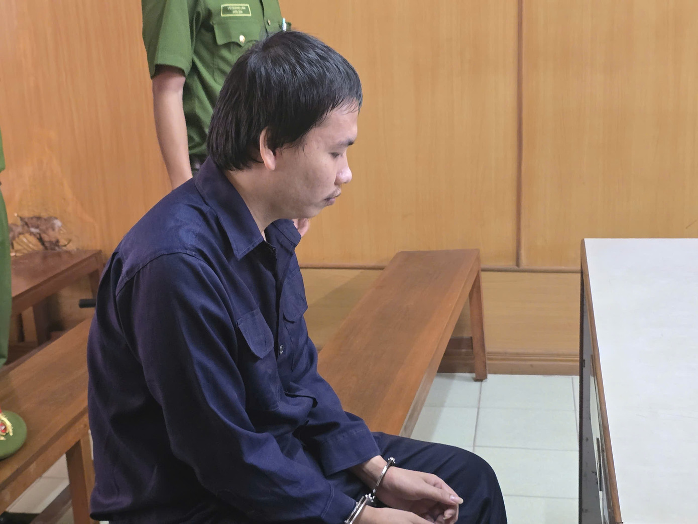 Vừa ra t&ugrave;, 'y&ecirc;u r&acirc;u xanh' giở tr&ograve; với b&eacute; g&aacute;i b&aacute;n v&eacute; số dạo- Ảnh 1.