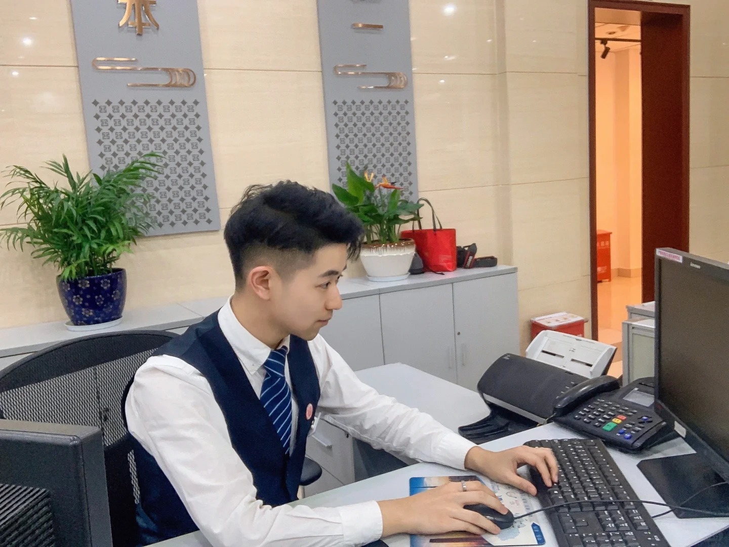 &ldquo;Thu nhập hơn 300 triệu/th&aacute;ng ở Hong Kong (Trung Quốc) l&agrave; ngh&egrave;o?&rdquo; - Nh&acirc;n vi&ecirc;n ng&acirc;n h&agrave;ng chia sẻ tr&ecirc;n Threads khiến netizen tranh c&atilde;i dữ dội- Ảnh 1.