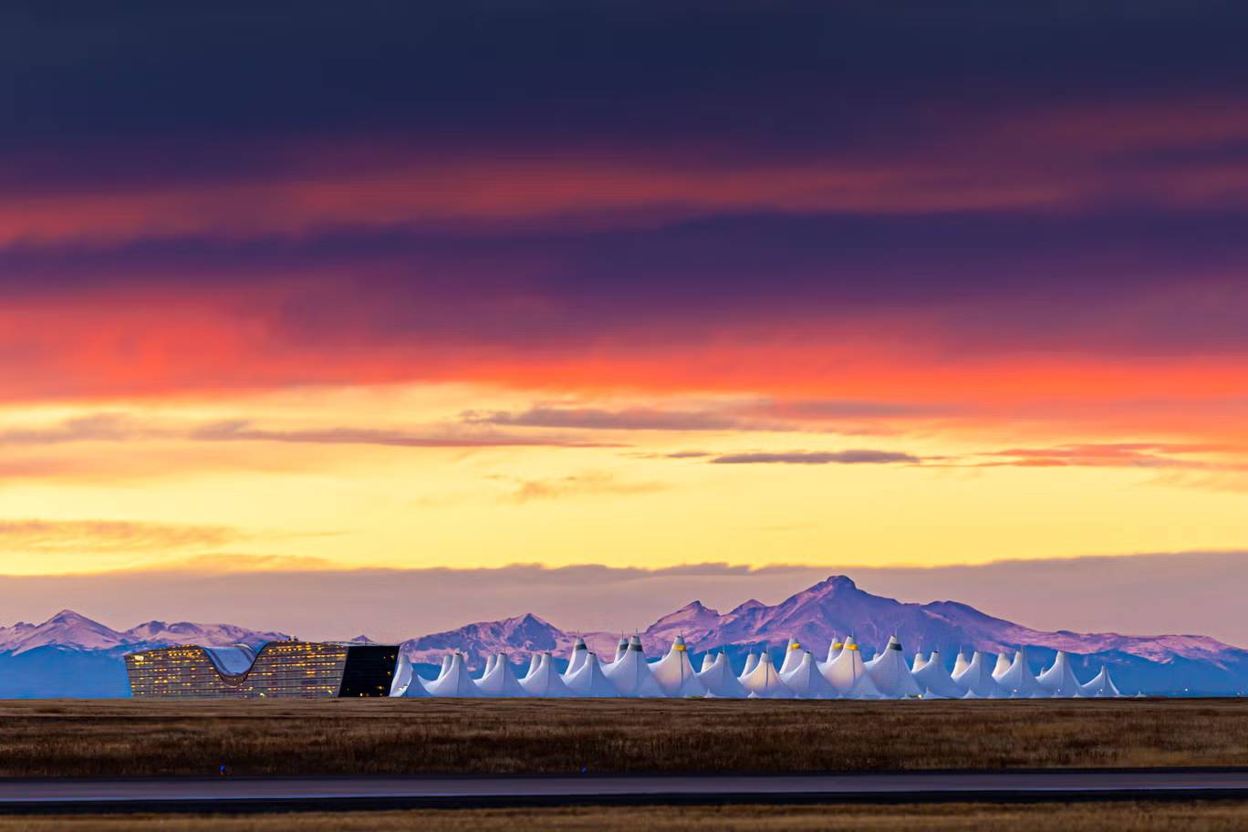 S&acirc;n bay Denver v&agrave; những b&iacute; ẩn g&acirc;y t&ograve; m&ograve; suốt ba thập kỷ- Ảnh 1.