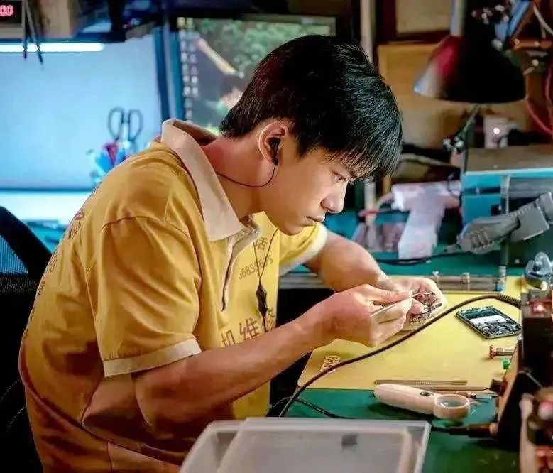 Gửi về nh&agrave; 33 triệu/th&aacute;ng, người con chết lặng ph&aacute;t hiện sự thật về khoản tiền hơn 1,1 tỷ đồng trong suốt 3 năm- Ảnh 1.