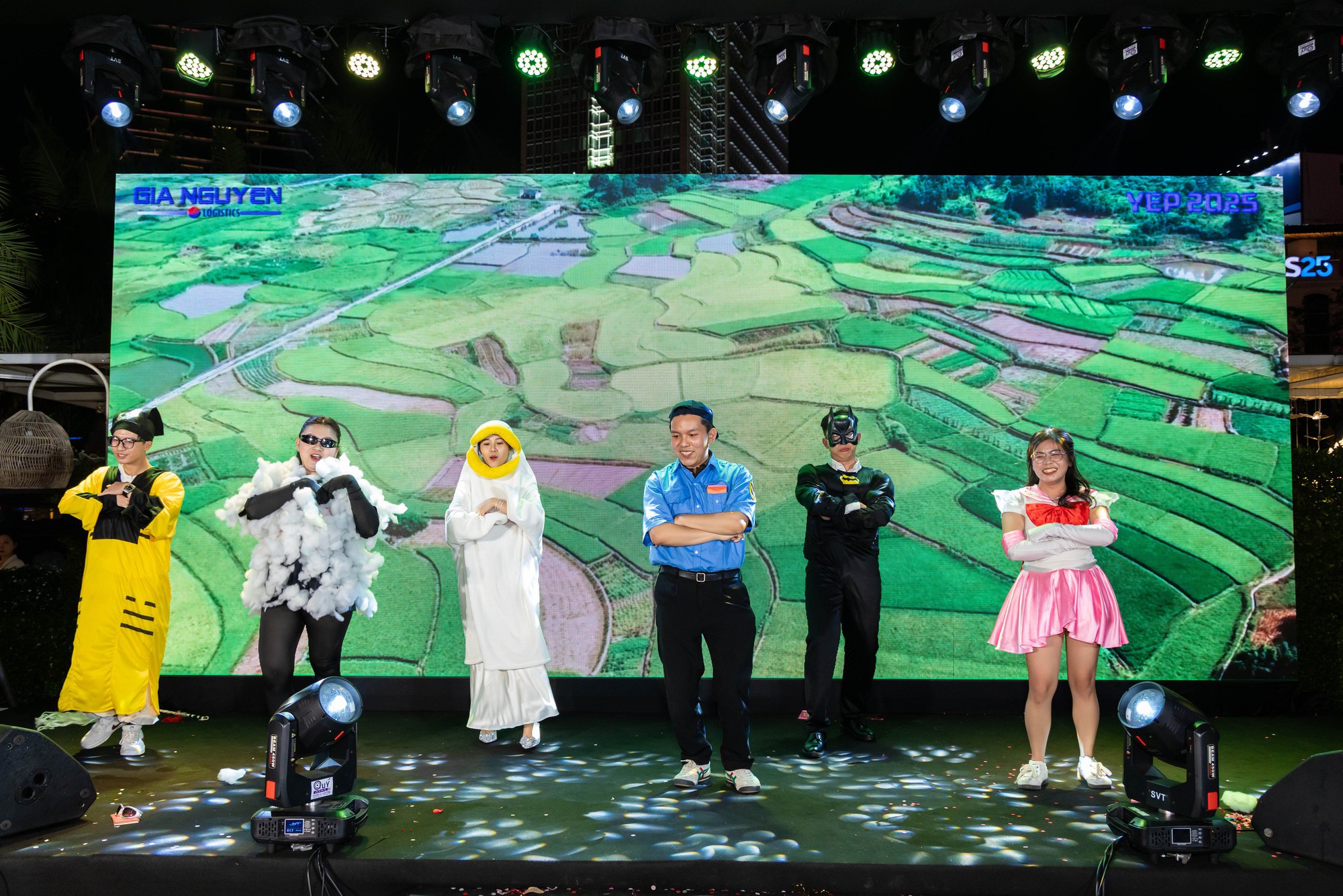 Ho&aacute; &ldquo;T&aacute;o Qu&acirc;n&rdquo;, tr&igrave;nh diễn như sao hạng A trong tiệc tất ni&ecirc;n c&ocirc;ng ty- Ảnh 14.