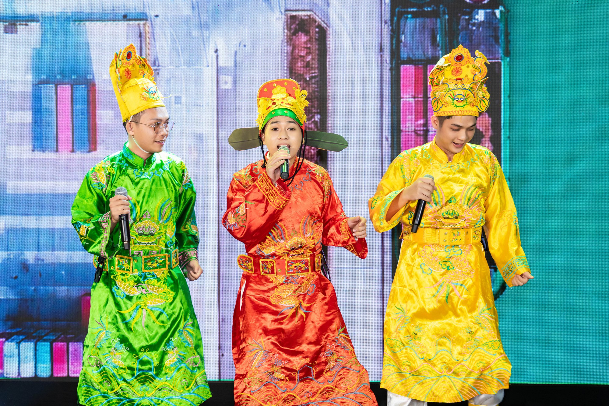 Ho&aacute; &ldquo;T&aacute;o Qu&acirc;n&rdquo;, tr&igrave;nh diễn như sao hạng A trong tiệc tất ni&ecirc;n c&ocirc;ng ty- Ảnh 12.