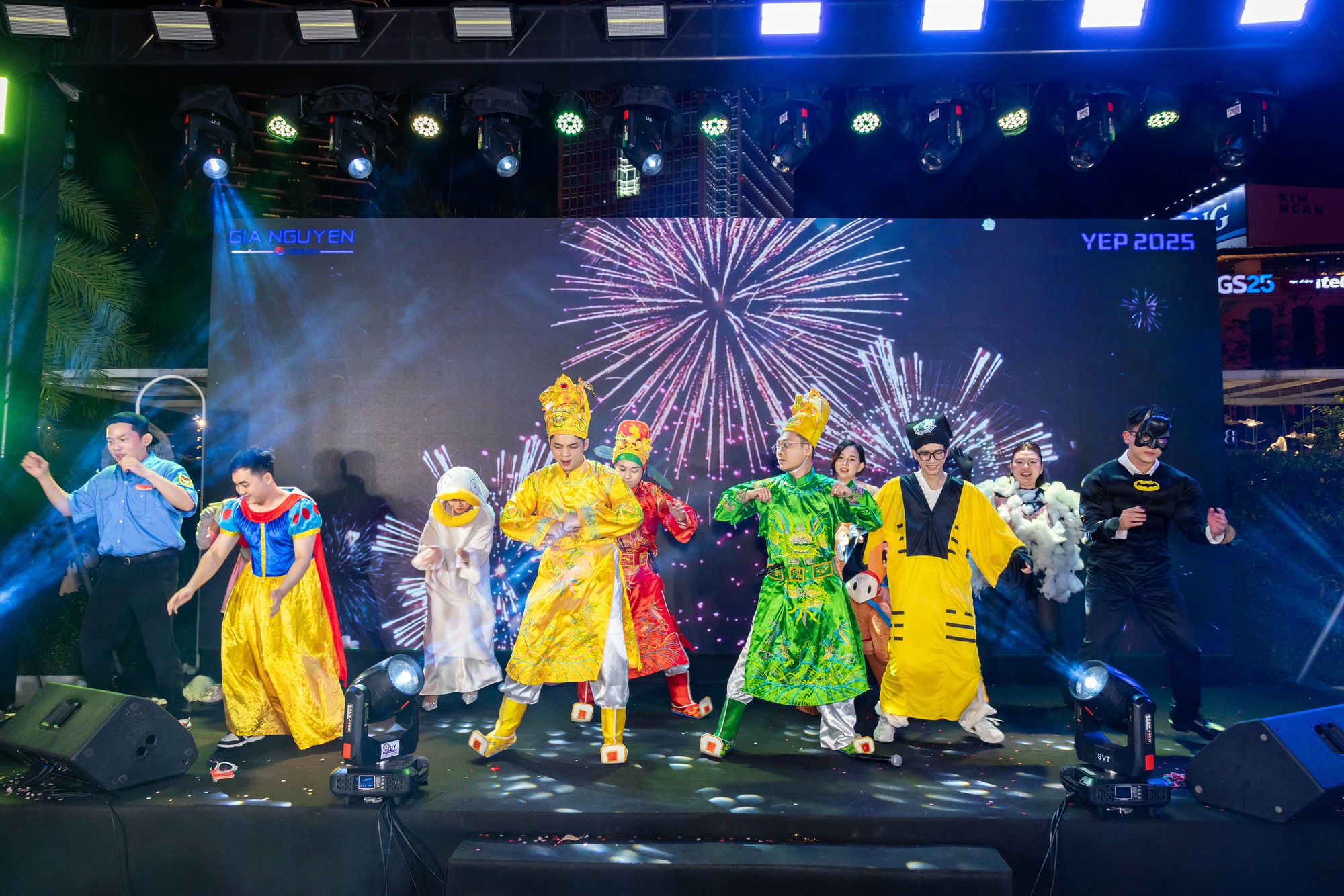 Ho&aacute; &ldquo;T&aacute;o Qu&acirc;n&rdquo;, tr&igrave;nh diễn như sao hạng A trong tiệc tất ni&ecirc;n c&ocirc;ng ty- Ảnh 17.