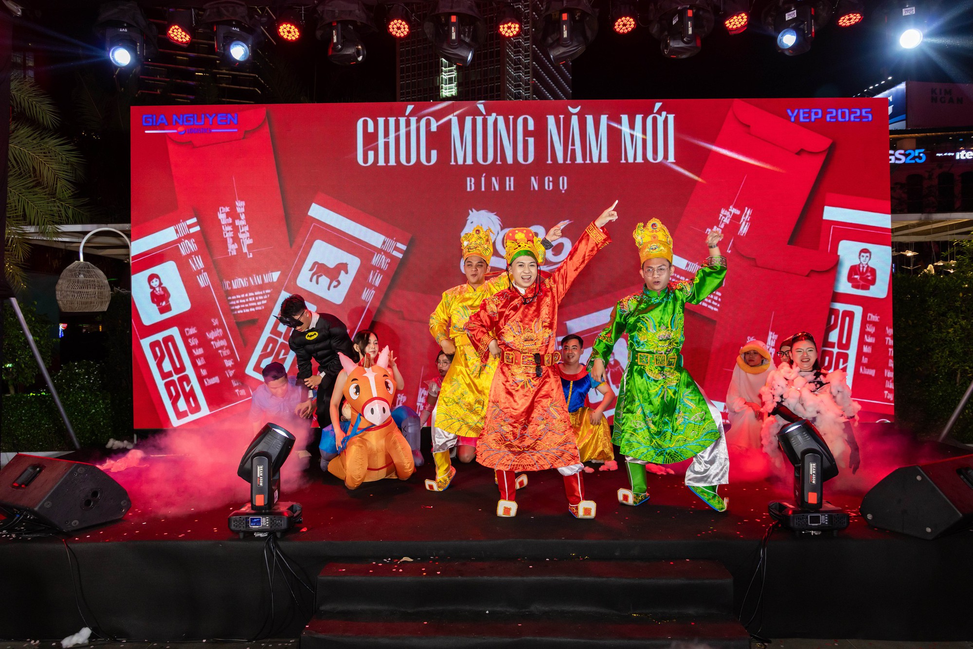 Ho&aacute; &ldquo;T&aacute;o Qu&acirc;n&rdquo;, tr&igrave;nh diễn như sao hạng A trong tiệc tất ni&ecirc;n c&ocirc;ng ty- Ảnh 16.