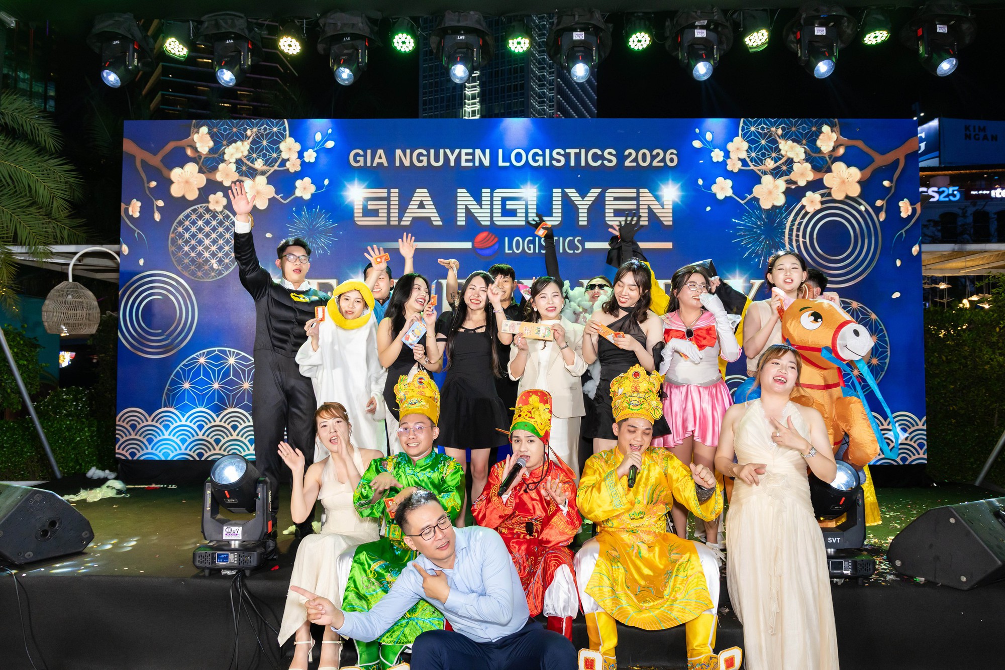 Ho&aacute; &ldquo;T&aacute;o Qu&acirc;n&rdquo;, tr&igrave;nh diễn như sao hạng A trong tiệc tất ni&ecirc;n c&ocirc;ng ty- Ảnh 19.