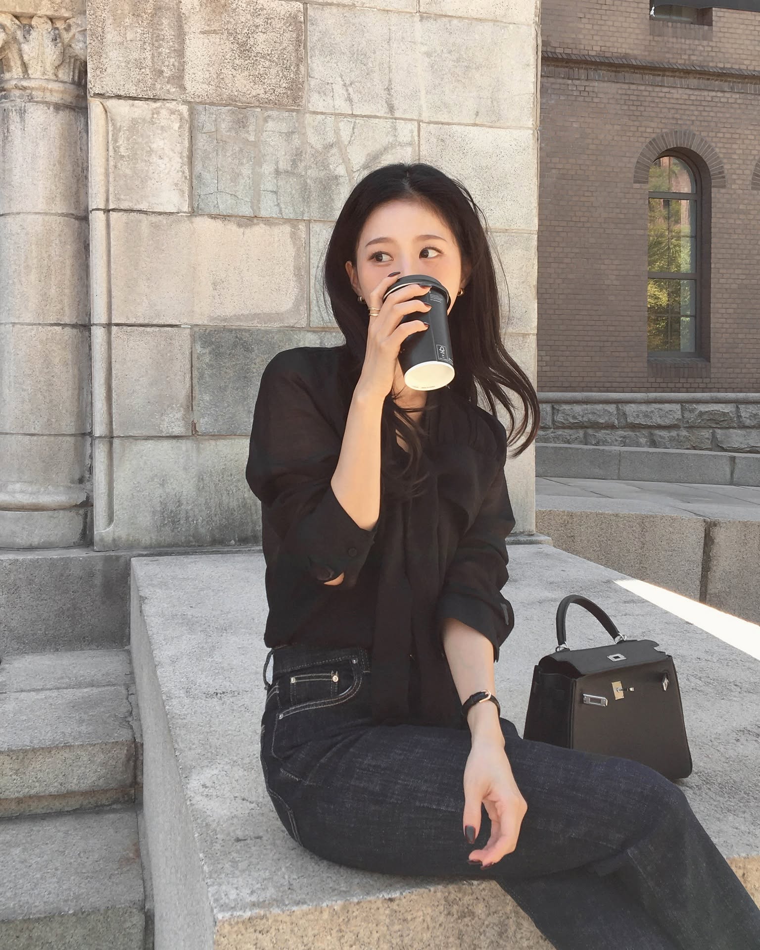 Người s&agrave;nh điệu l&agrave; phải biết 4 c&aacute;ch mặc đồ tối m&agrave;u sang trọng m&agrave; kh&ocirc;ng hề 