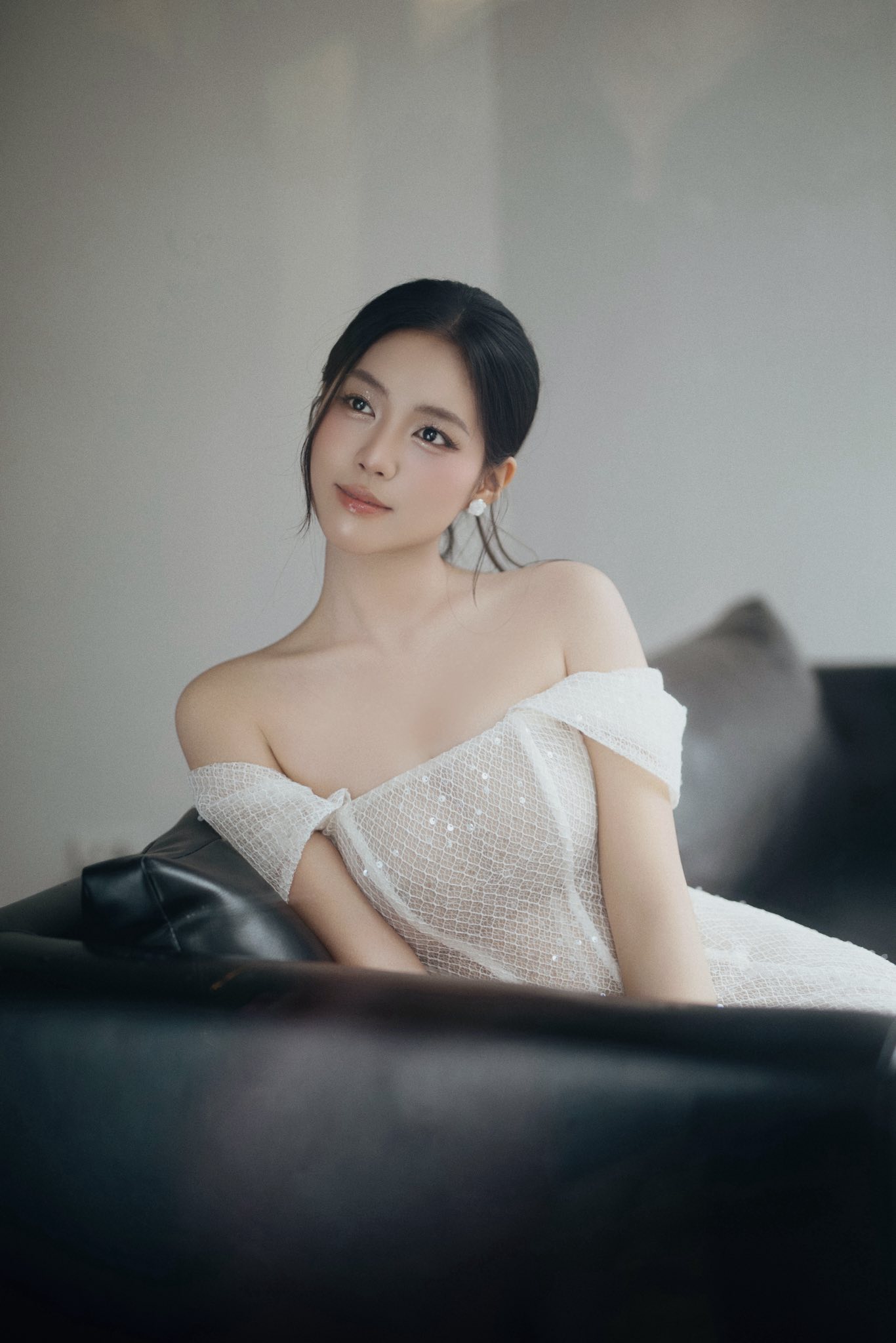 Ch&acirc;u Anh v&agrave; Cẩm Ly: So k&egrave; 2 mỹ nh&acirc;n được 