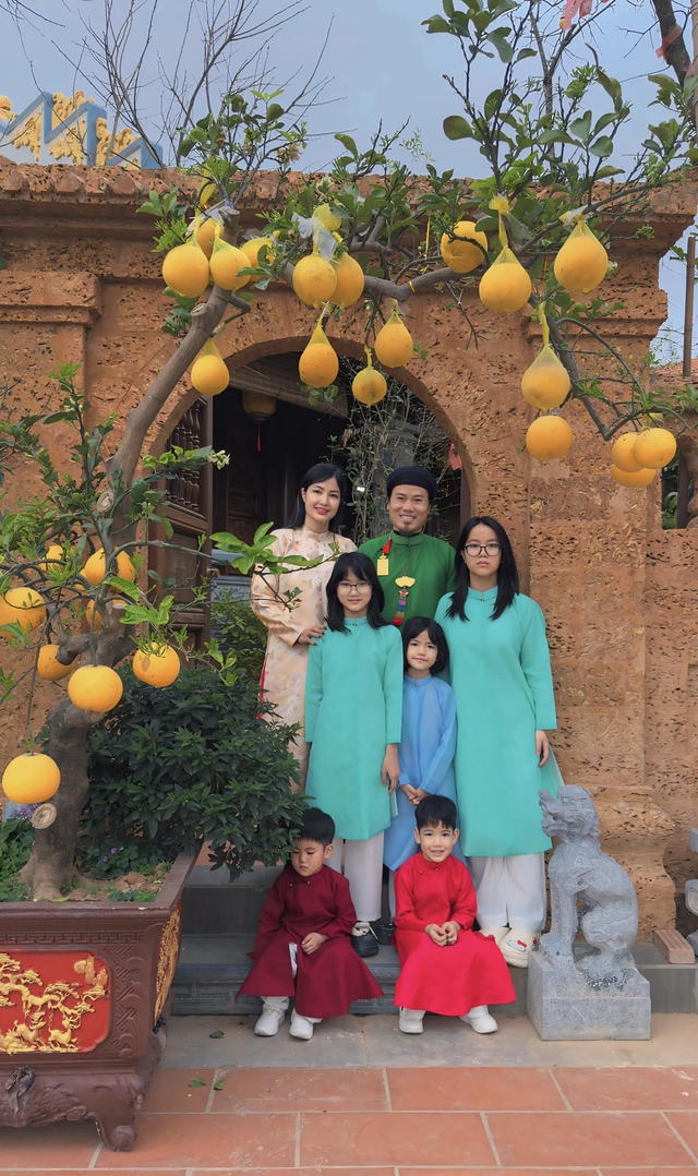 Nhan sắc vợ ch&acirc;n d&agrave;i sinh 5 con cho nam nghệ sĩ đ&igrave;nh đ&aacute;m sở hữu biệt phủ d&aacute;t v&agrave;ng ở H&agrave; Nội- Ảnh 14.