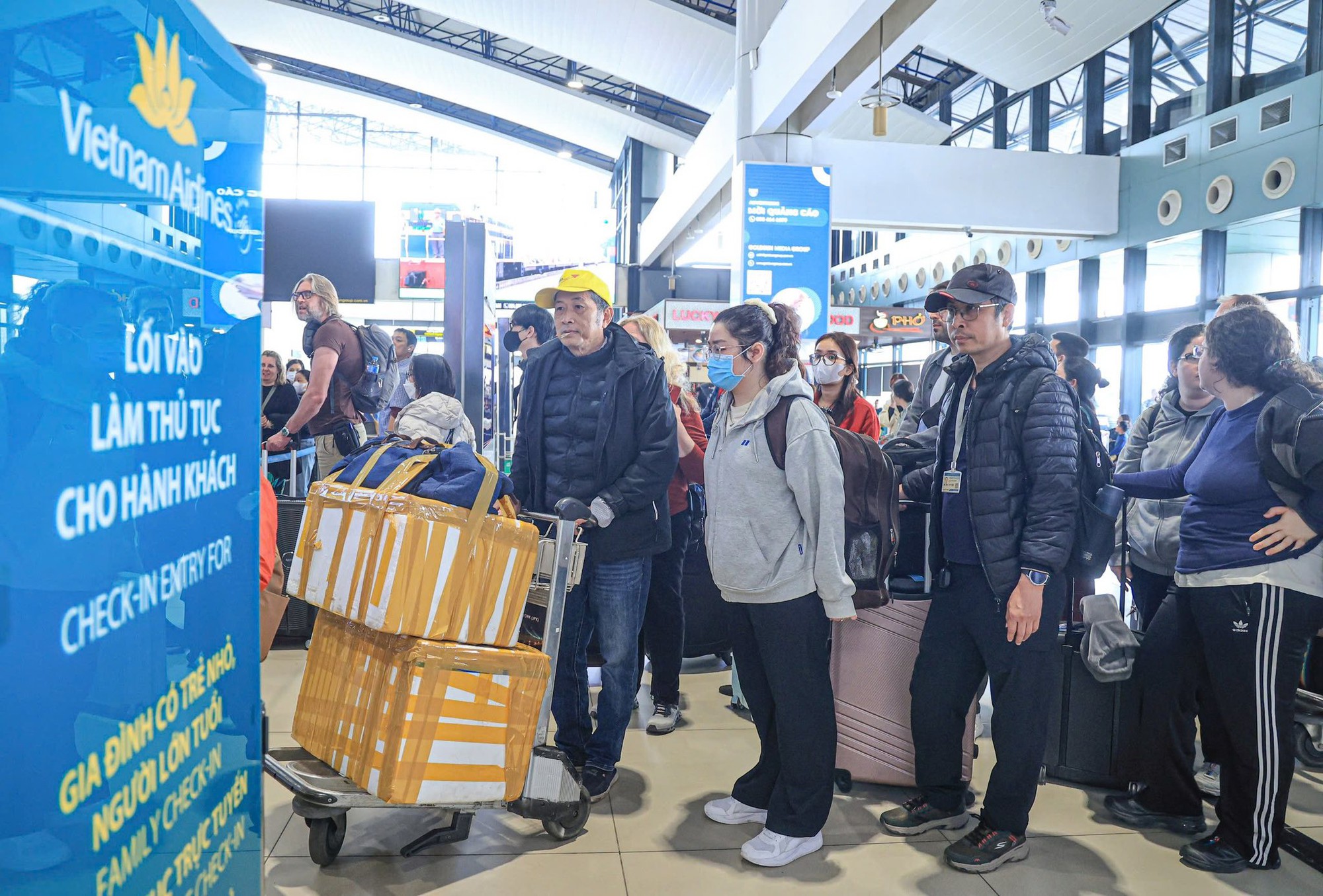 "Ch&aacute;y v&eacute;" nhiều đường bay Tết từ TPHCM đi miền Trung, miền Bắc- Ảnh 1.