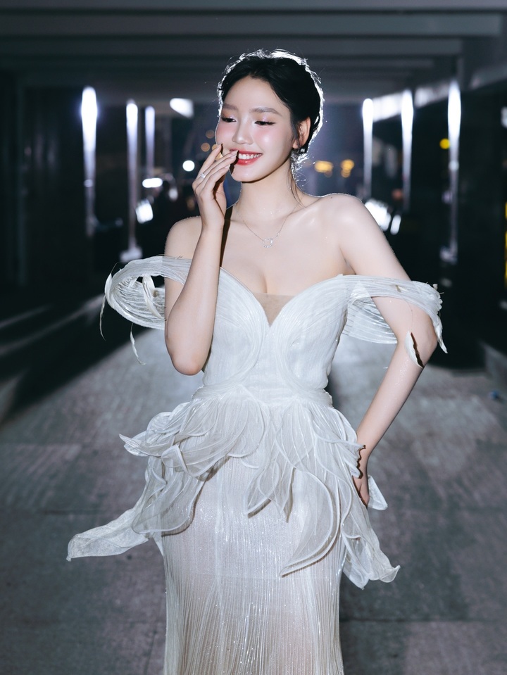 "Mỹ nh&acirc;n trăm tỷ" 18 tuổi đ&oacute;ng ch&iacute;nh trong phim Tết của Trường Giang l&agrave; ai?- Ảnh 11.