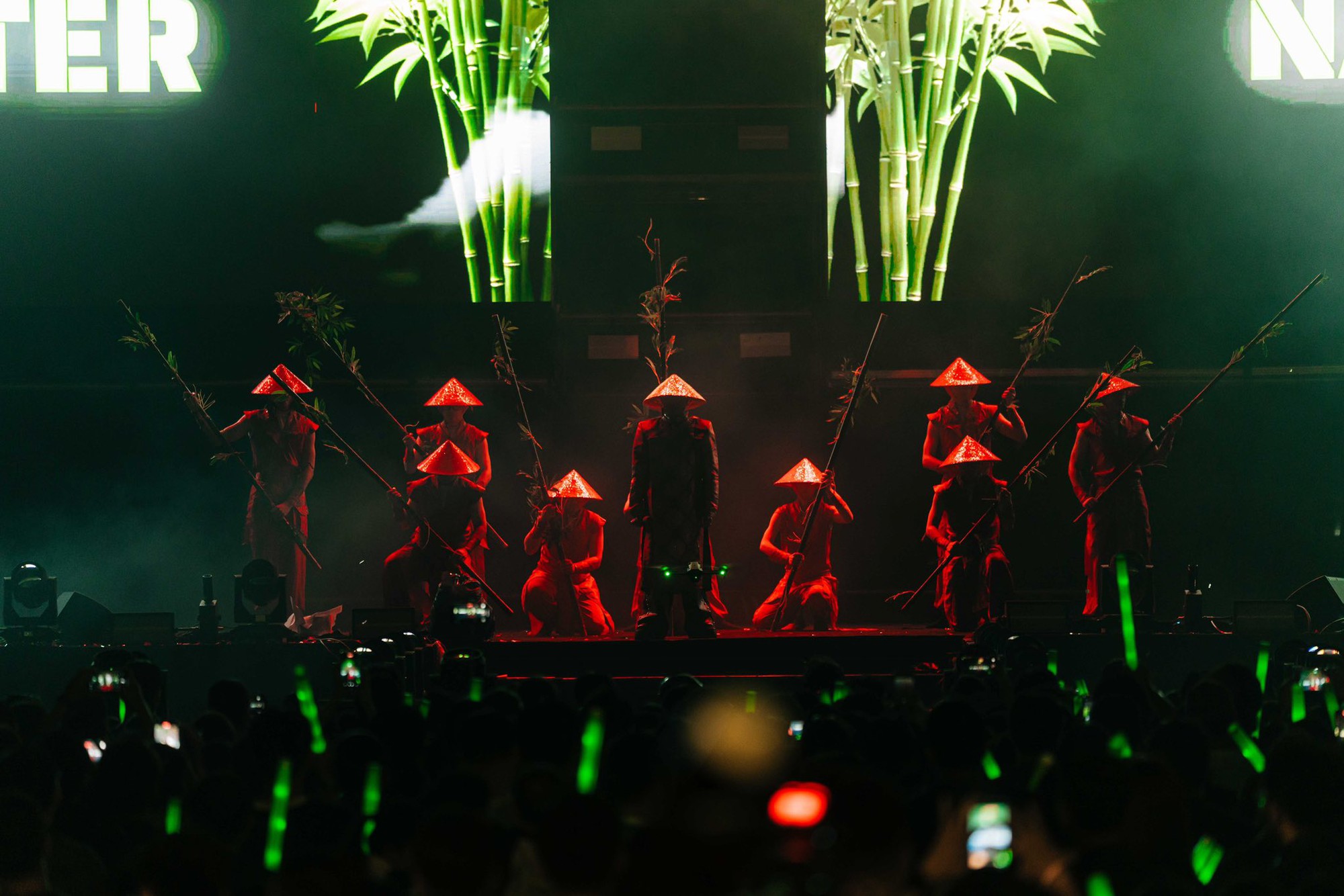 Ho&aacute; &ldquo;T&aacute;o Qu&acirc;n&rdquo;, tr&igrave;nh diễn như sao hạng A trong tiệc tất ni&ecirc;n c&ocirc;ng ty- Ảnh 7.