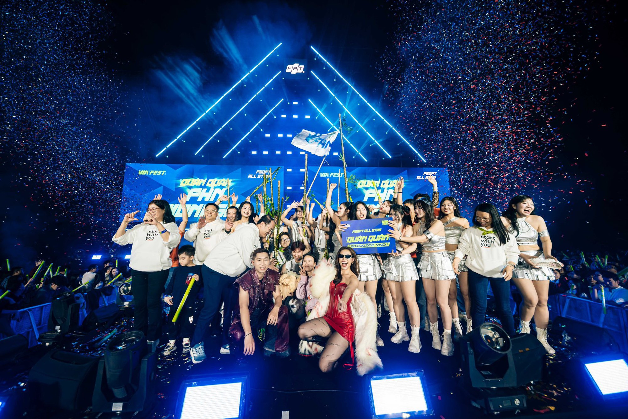 Ho&aacute; &ldquo;T&aacute;o Qu&acirc;n&rdquo;, tr&igrave;nh diễn như sao hạng A trong tiệc tất ni&ecirc;n c&ocirc;ng ty- Ảnh 9.