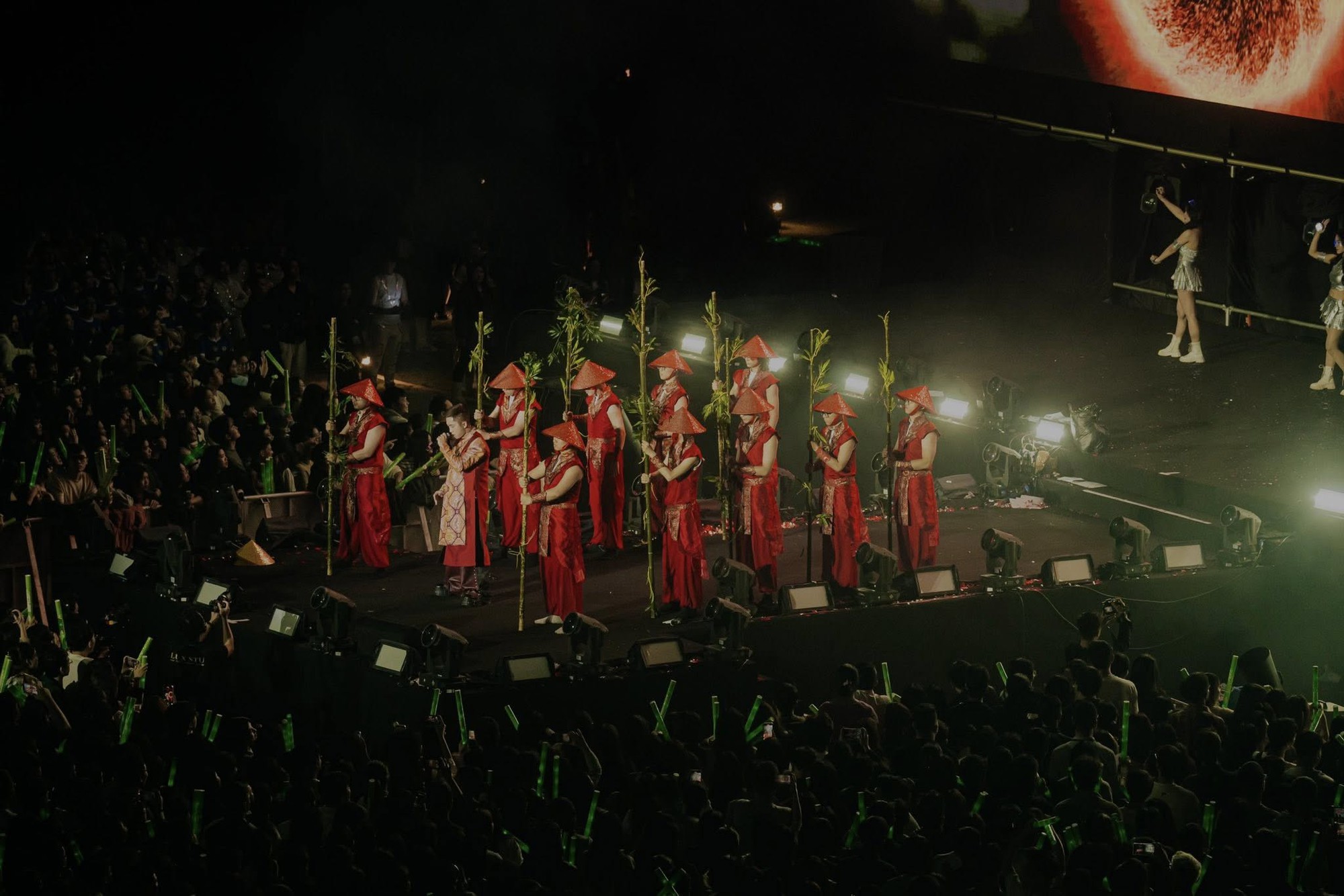 Ho&aacute; &ldquo;T&aacute;o Qu&acirc;n&rdquo;, tr&igrave;nh diễn như sao hạng A trong tiệc tất ni&ecirc;n c&ocirc;ng ty- Ảnh 5.