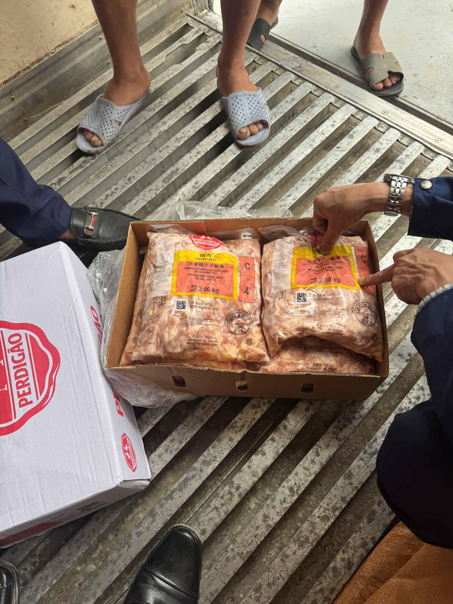 Cận cảnh 12 tấn trứng non, sụn g&agrave;... &ldquo;chữ lạ&rdquo; nằm la liệt trong 3 xe container đang chờ tuồn ra thị trường tại H&agrave; Nội- Ảnh 6.