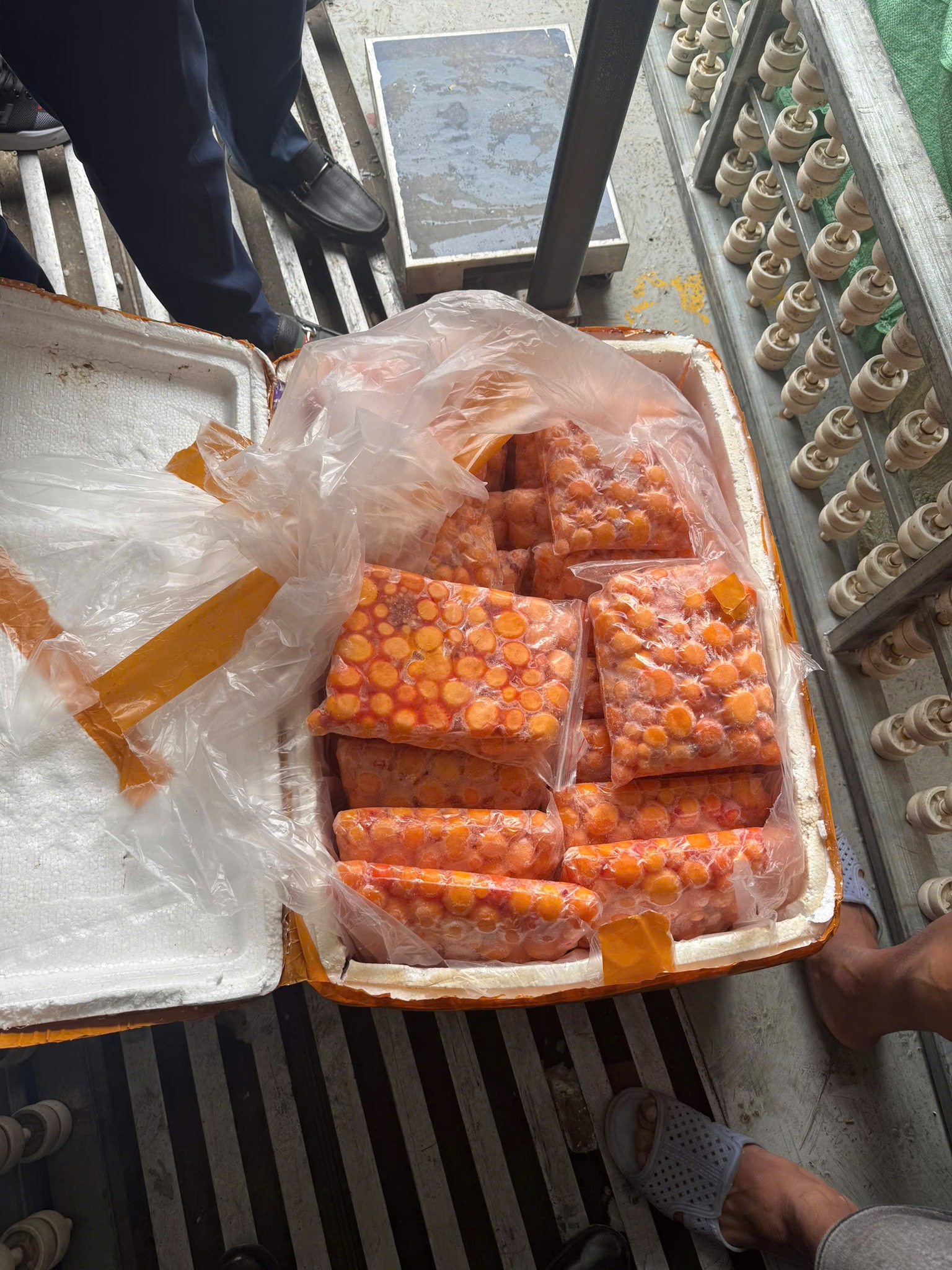 Cận cảnh 12 tấn trứng non, sụn g&agrave;... &ldquo;chữ lạ&rdquo; nằm la liệt trong 3 xe container đang chờ tuồn ra thị trường tại H&agrave; Nội- Ảnh 4.