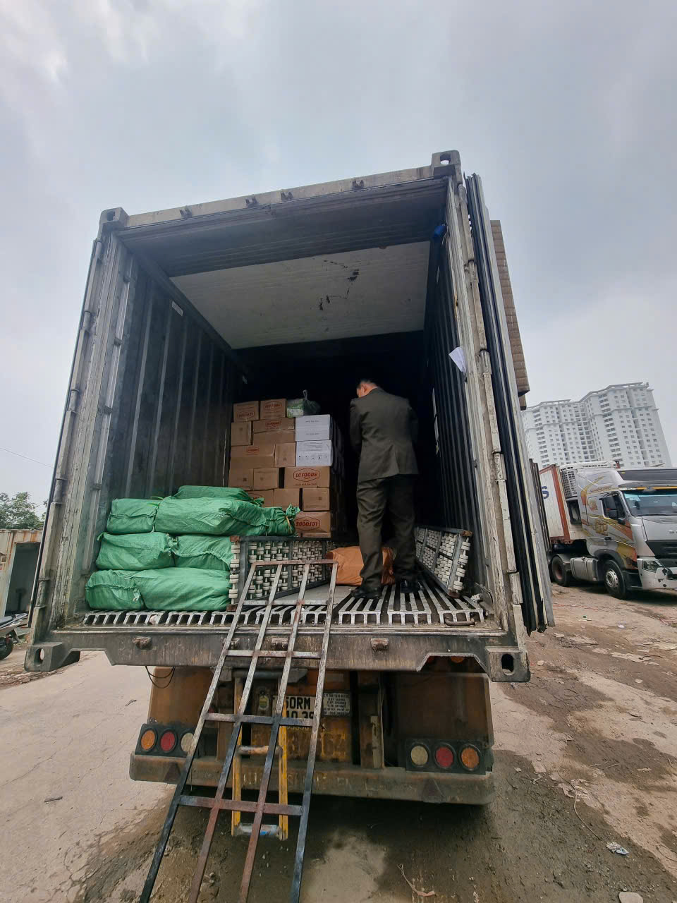 Cận cảnh 12 tấn trứng non, sụn g&agrave;... &ldquo;chữ lạ&rdquo; nằm la liệt trong 3 xe container đang chờ tuồn ra thị trường tại H&agrave; Nội- Ảnh 3.