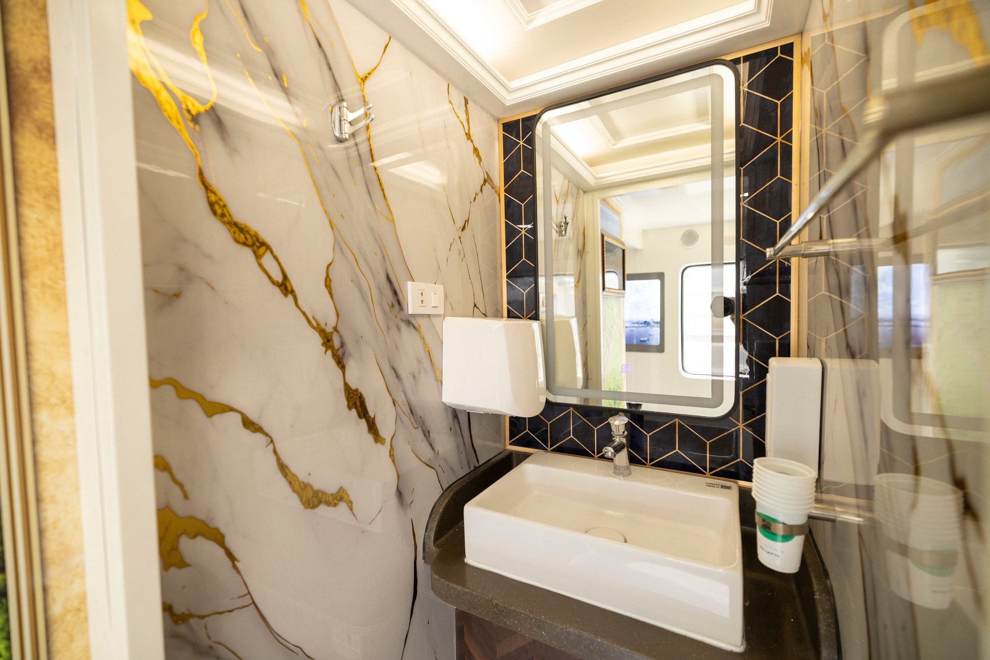 Chuyến t&agrave;u mới nhất của đường sắt Việt Nam: Mới chạy được 1 ng&agrave;y, kh&ocirc;ng gian tr&ecirc;n t&agrave;u g&acirc;y ch&uacute; &yacute;- Ảnh 11.