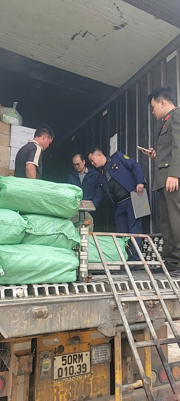 Cận cảnh 12 tấn trứng non, sụn g&agrave;... &ldquo;chữ lạ&rdquo; nằm la liệt trong 3 xe container đang chờ tuồn ra thị trường tại H&agrave; Nội- Ảnh 2.