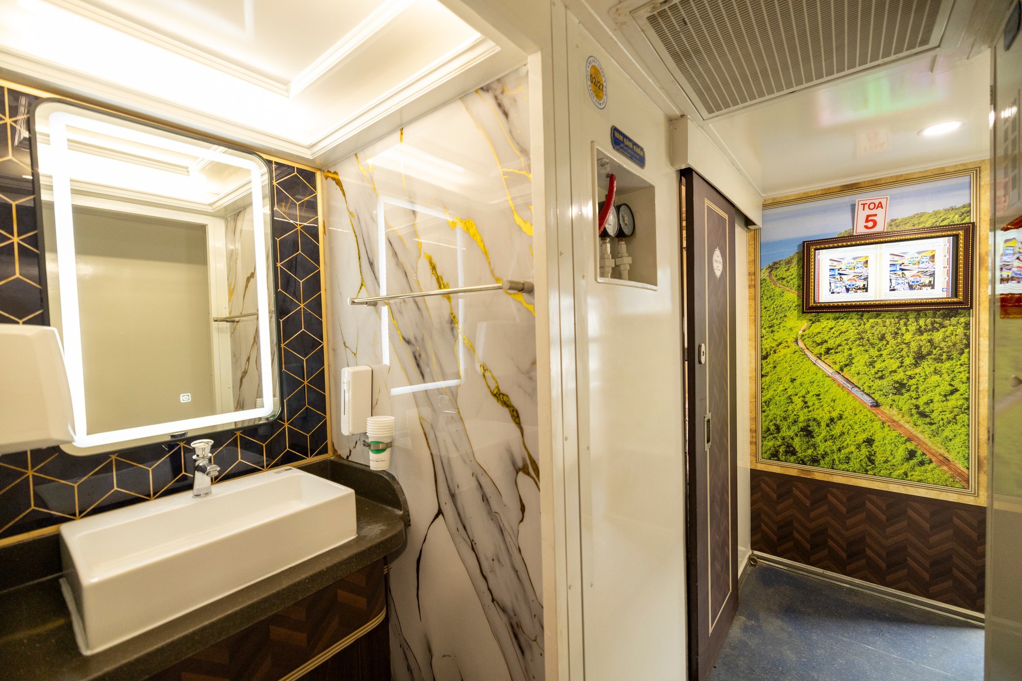 Chuyến t&agrave;u mới nhất của đường sắt Việt Nam: Mới chạy được 1 ng&agrave;y, kh&ocirc;ng gian tr&ecirc;n t&agrave;u g&acirc;y ch&uacute; &yacute;- Ảnh 8.