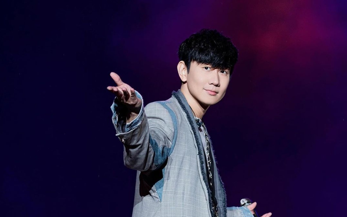 Ca sĩ quốc d&acirc;n bị gh&eacute;t nhất showbiz: Lừa dối fan v&igrave; người t&igrave;nh k&eacute;m 21 tuổi, s&acirc;n khấu phản cảm hết chỗ n&oacute;i- Ảnh 1.