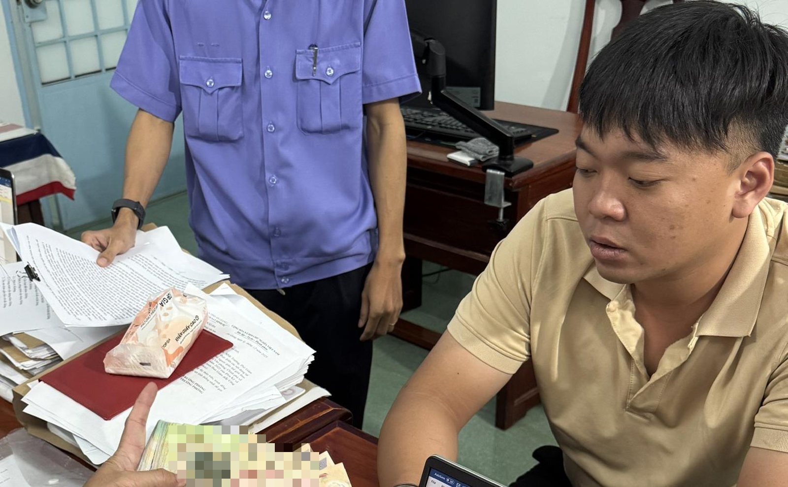 Bắt tạm giam 1 thư ký tòa án ở An Giang vòi tiền con của bị cáo- Ảnh 1. Bắt tạm giam 1 thư ký tòa án ở An Giang vòi tiền con của bị cáo- Ảnh 1.