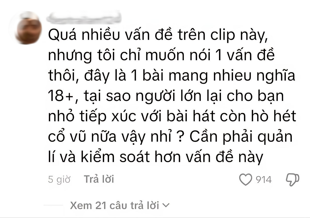 Cậu b&eacute; bụ bẫm đ&aacute;ng y&ecirc;u vừa nh&uacute;n nhảy vừa h&aacute;t nhưng lại khiến nhiều người hoảng hốt: Từ bao giờ người lớn lại cổ s&uacute;y cho việc n&agrave;y vậy?- Ảnh 3.