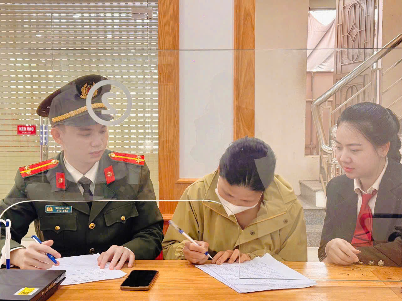 Người phụ nữ đến ng&acirc;n h&agrave;ng vay 200 triệu đồng: C&ocirc;ng an khẩn trương x&aacute;c minh, hủy giao dịch- Ảnh 1.