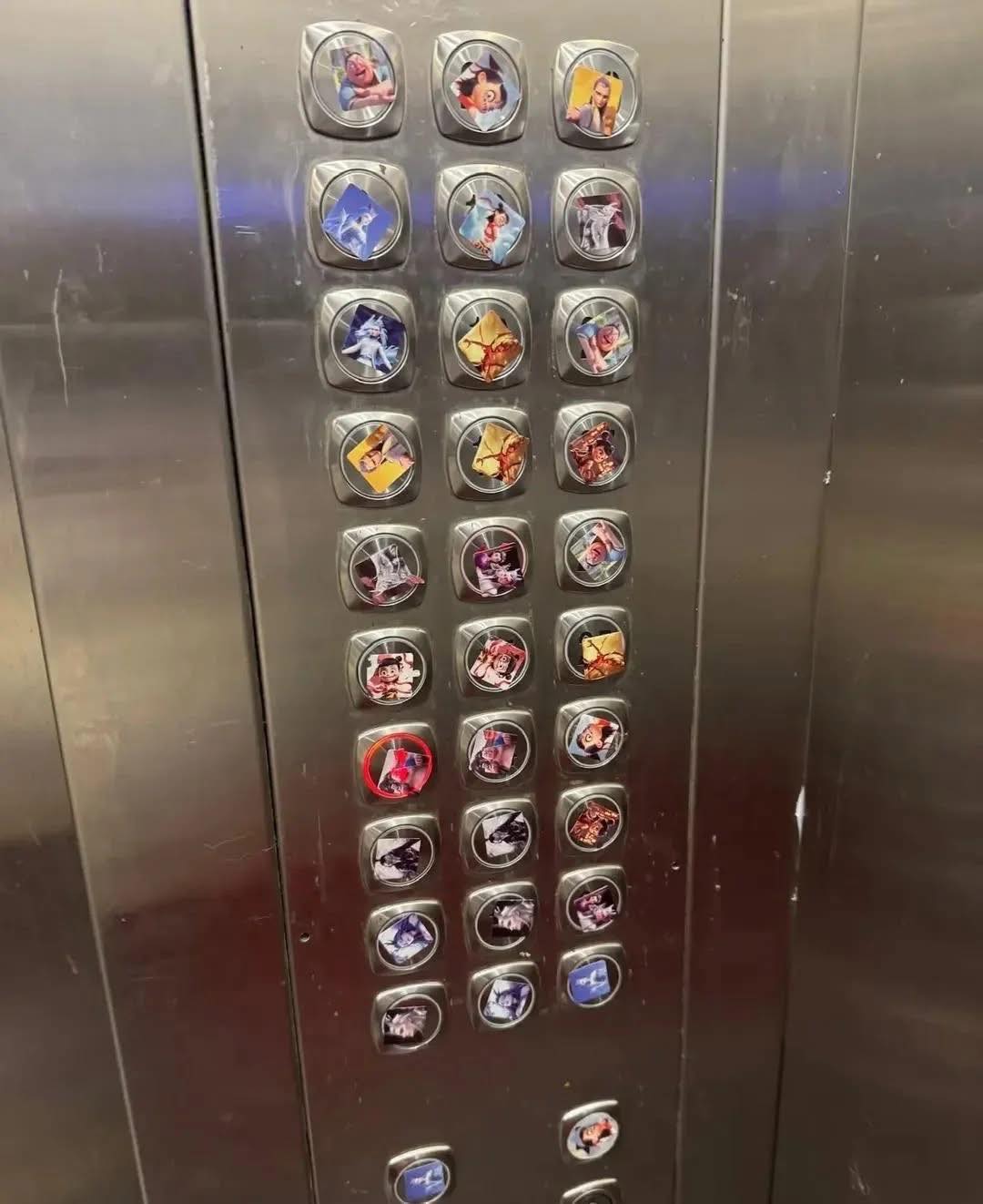 Bức ảnh chụp trong thang m&aacute;y khiến cộng đồng mạng xem m&agrave; mệt mỏi: Th&ocirc;i, đừng n&oacute;i "trẻ con kh&ocirc;ng biết g&igrave; nữa"!- Ảnh 1.