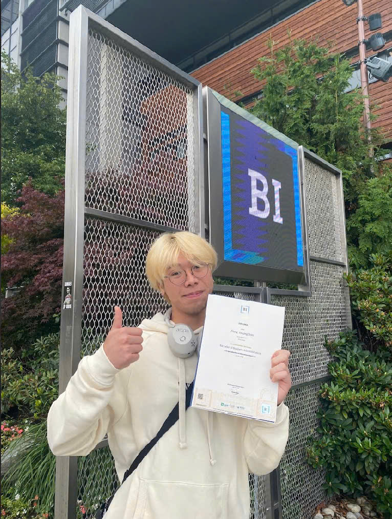 Nam sinh Việt du học nước lạ: Người d&acirc;n kh&ocirc;ng th&iacute;ch ngồi cạnh nhau tr&ecirc;n xe bus, gi&aacute;o vi&ecirc;n sẵn s&agrave;ng hỏi "Em nhuộm t&oacute;c ở đ&acirc;u thế?"- Ảnh 4.