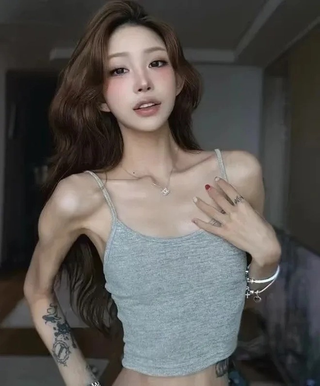 Phát sợ với cơ thể gầy trơ xương, héo mòn của con gái Phát sợ với cơ thể gầy trơ xương, héo mòn của con gái