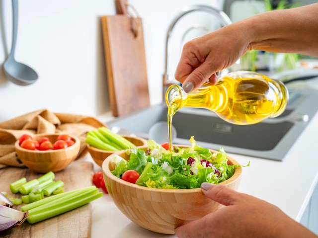 12 thực phẩm n&ecirc;n ăn từ giờ đến Tết để cải thiện cholesterol, theo lời khuy&ecirc;n của chuy&ecirc;n gia dinh dưỡng v&agrave; b&aacute;c sĩ tim mạch- Ảnh 1.