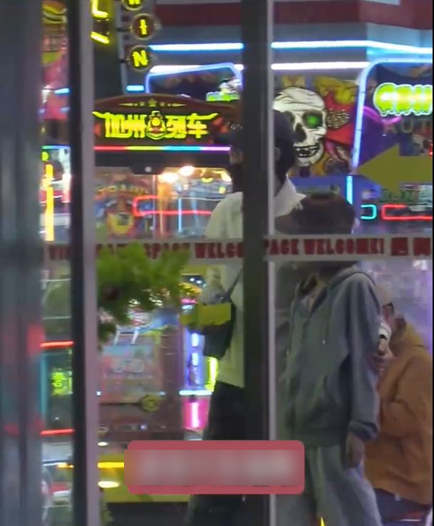 T&oacute;m gọn cảnh hẹn h&ograve; t&igrave;nh tứ của cặp diễn vi&ecirc;n trẻ, c&ograve;n đ&uacute;t cho nhau ăn giữa phố- Ảnh 4.