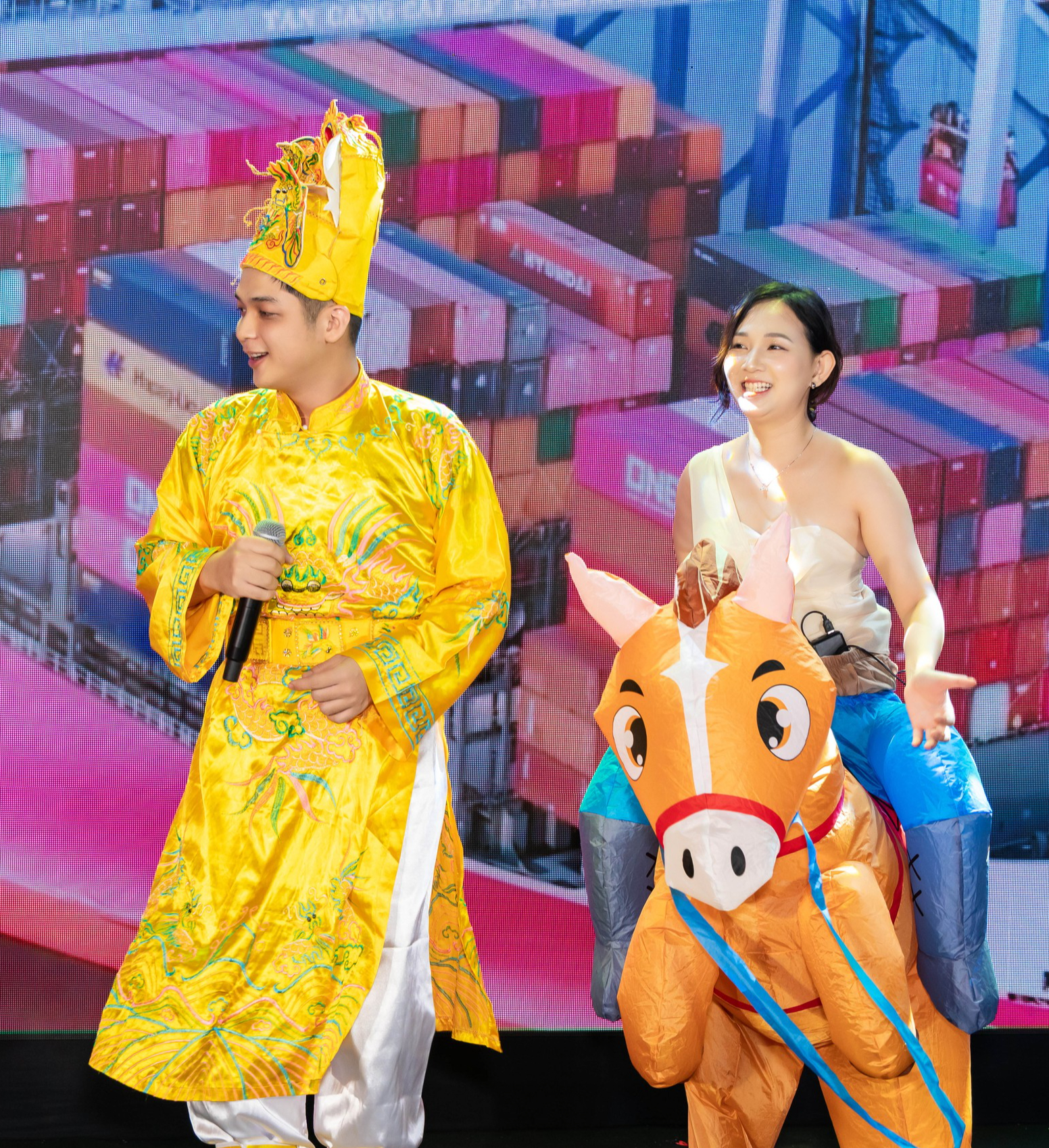 Ho&aacute; &ldquo;T&aacute;o Qu&acirc;n&rdquo;, tr&igrave;nh diễn như sao hạng A trong tiệc tất ni&ecirc;n c&ocirc;ng ty- Ảnh 11.