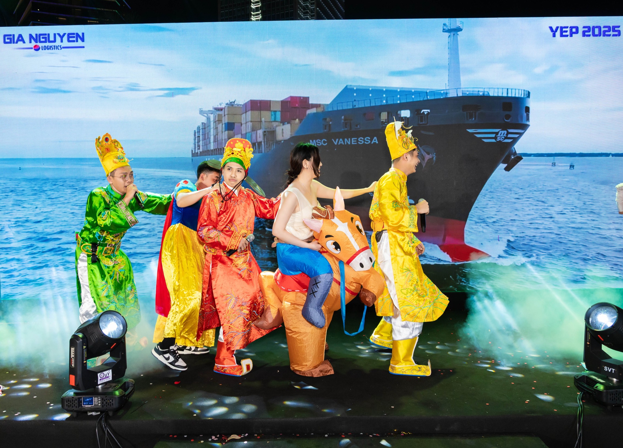 Ho&aacute; &ldquo;T&aacute;o Qu&acirc;n&rdquo;, tr&igrave;nh diễn như sao hạng A trong tiệc tất ni&ecirc;n c&ocirc;ng ty- Ảnh 13.