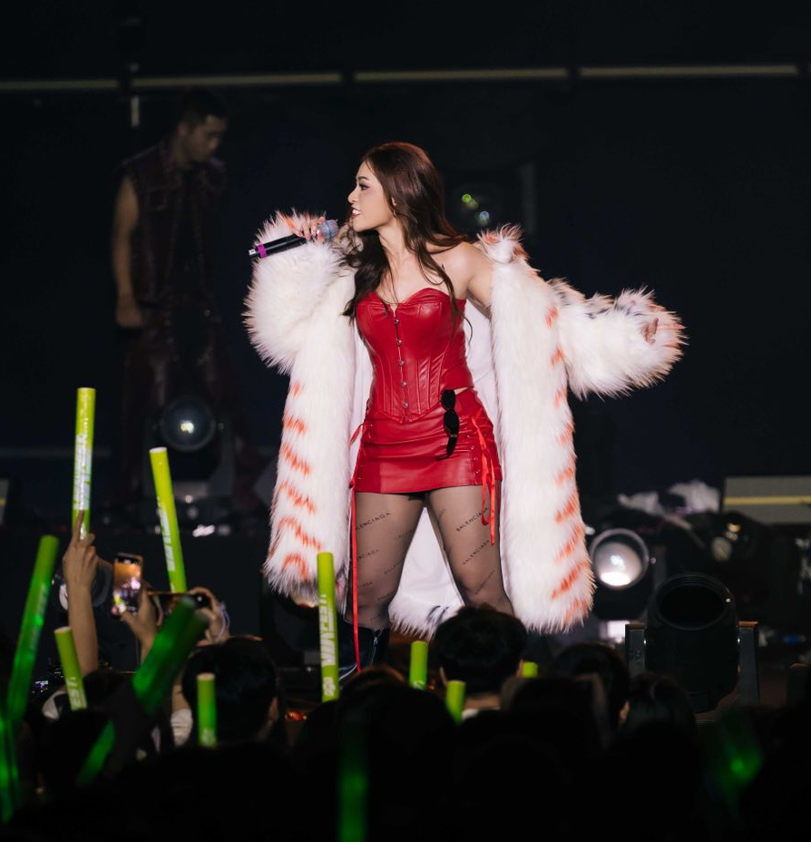 Ho&aacute; &ldquo;T&aacute;o Qu&acirc;n&rdquo;, tr&igrave;nh diễn như sao hạng A trong tiệc tất ni&ecirc;n c&ocirc;ng ty- Ảnh 1.