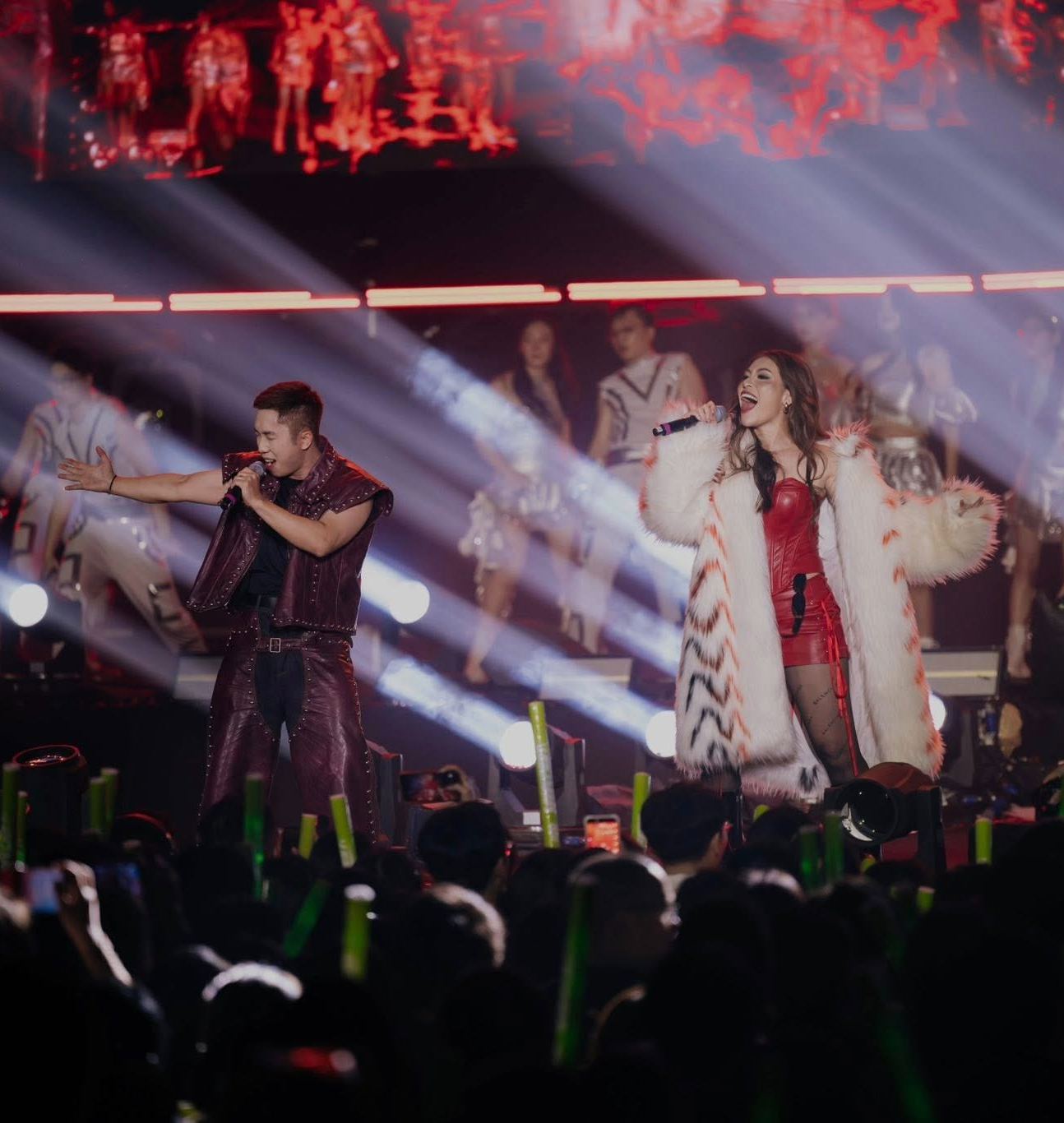 Ho&aacute; &ldquo;T&aacute;o Qu&acirc;n&rdquo;, tr&igrave;nh diễn như sao hạng A trong tiệc tất ni&ecirc;n c&ocirc;ng ty- Ảnh 2.