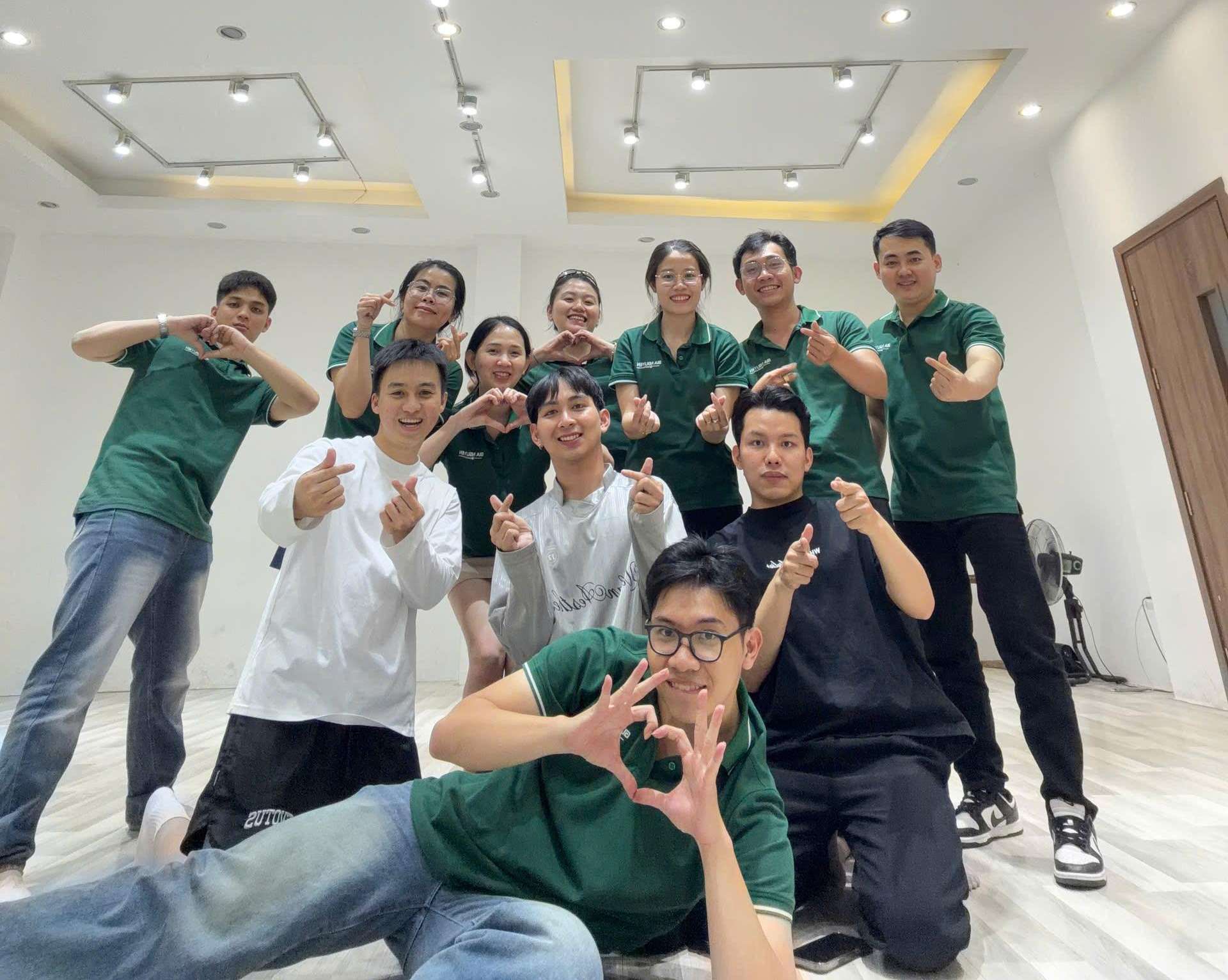 Ho&aacute; &ldquo;T&aacute;o Qu&acirc;n&rdquo;, tr&igrave;nh diễn như sao hạng A trong tiệc tất ni&ecirc;n c&ocirc;ng ty- Ảnh 15.