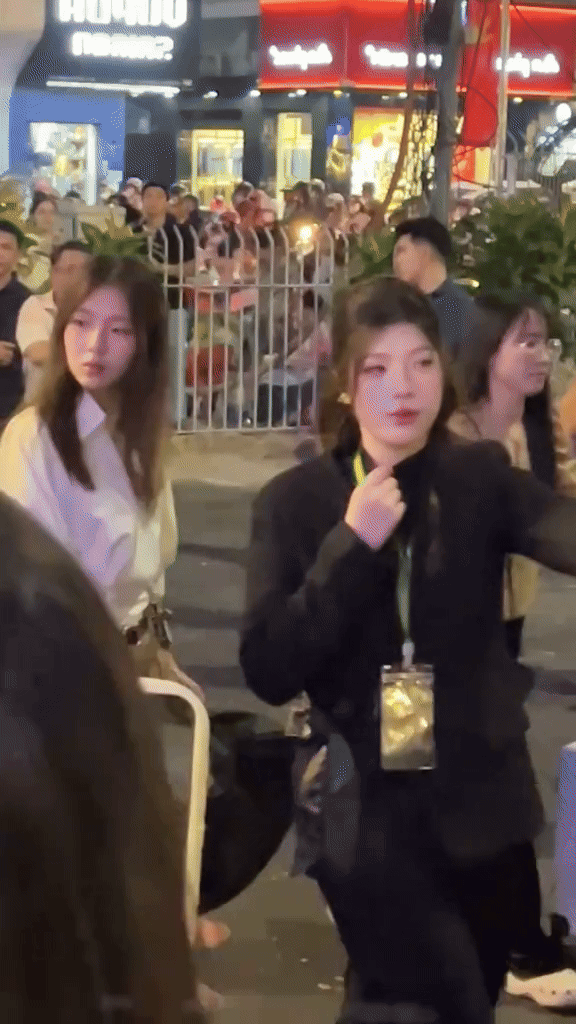 Cảnh tượng g&acirc;y "hoảng loạn" của một Em Xinh trong sự kiện đ&ecirc;m 30/1- Ảnh 2.