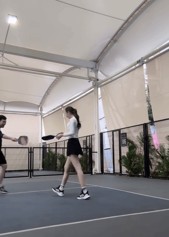 &ldquo;T&oacute;m d&iacute;nh&rdquo; Hương Li&ecirc;n v&agrave; chồng tr&ecirc;n s&acirc;n pickleball, d&acirc;u cựu Chủ tịch Tập đo&agrave;n sống thế n&agrave;y sao?- Ảnh 2.