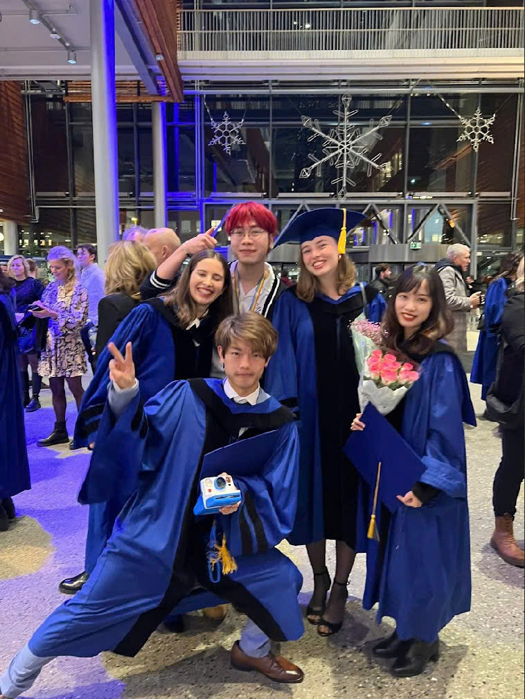 Nam sinh Việt du học nước lạ: Người d&acirc;n kh&ocirc;ng th&iacute;ch ngồi cạnh nhau tr&ecirc;n xe bus, gi&aacute;o vi&ecirc;n sẵn s&agrave;ng hỏi "Em nhuộm t&oacute;c ở đ&acirc;u thế?"- Ảnh 7.