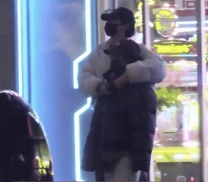 T&oacute;m gọn cảnh hẹn h&ograve; t&igrave;nh tứ của cặp diễn vi&ecirc;n trẻ, c&ograve;n đ&uacute;t cho nhau ăn giữa phố- Ảnh 3.