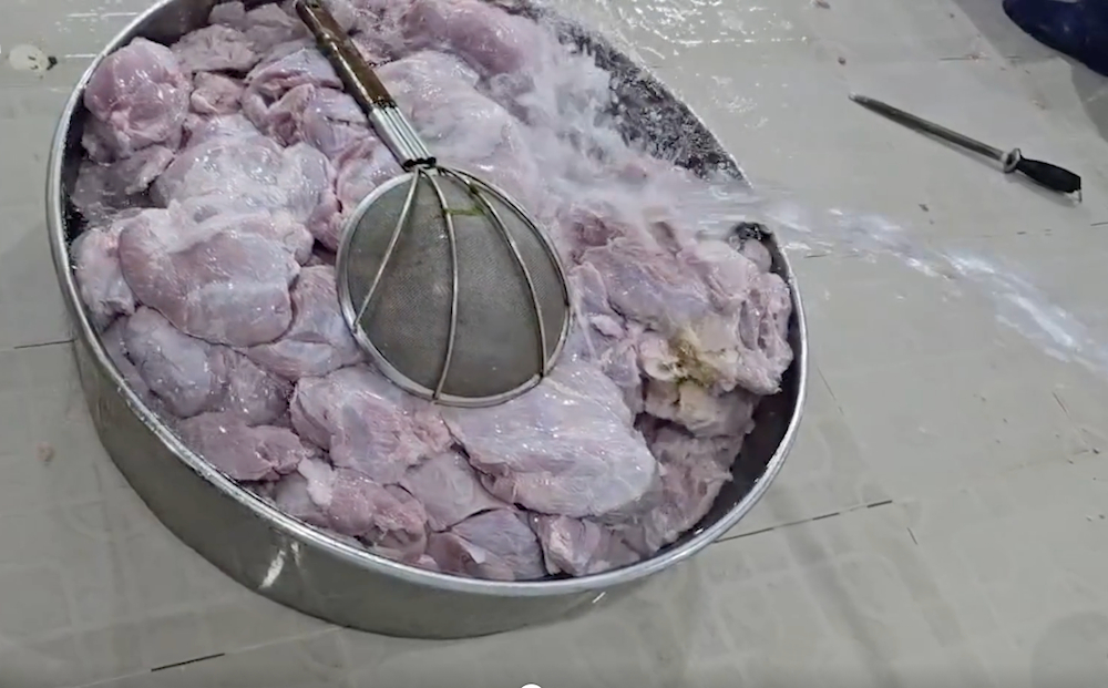 Vụ nghi đưa thịt hết hạn v&agrave;o trường học: Sago Food bị kiểm tra, lộ 371kg thịt kh&ocirc;ng r&otilde; nguồn gốc- Ảnh 1.