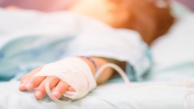 B&eacute; g&aacute;i 13 tuổi được chẩn đo&aacute;n mắc ung thư dạ d&agrave;y giai đoạn cuối, b&aacute;c sĩ lắc đầu: Tất cả l&agrave; do 1 thứ từ miệng người bố- Ảnh 2.