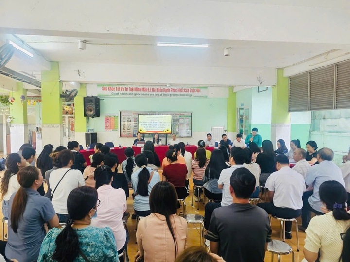 Hơn 100 phụ huynh TP.HCM đối thoại vụ suất ăn b&aacute;n tr&uacute; nghi k&eacute;m chất lượng- Ảnh 1.