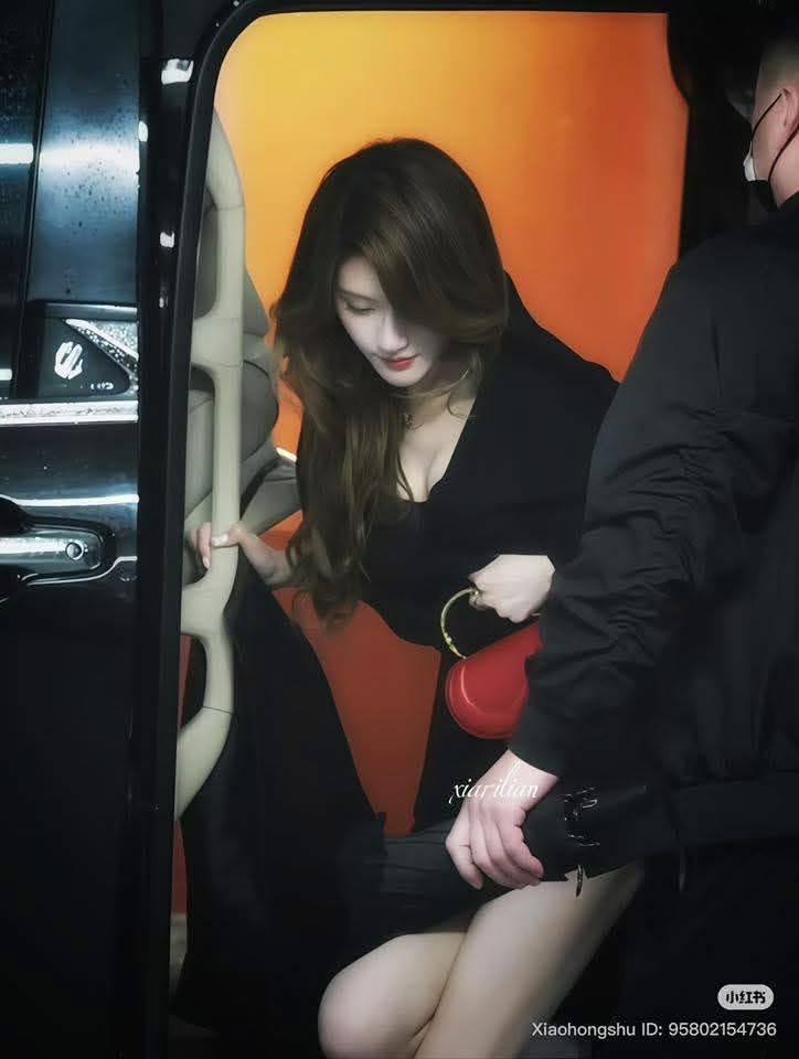 Một bước xuống xe của Triệu Lộ Tư khiến c&otilde;i mạng chấn động- Ảnh 1.