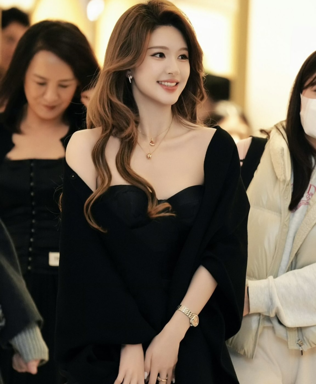 Một bước xuống xe của Triệu Lộ Tư khiến c&otilde;i mạng chấn động- Ảnh 3.