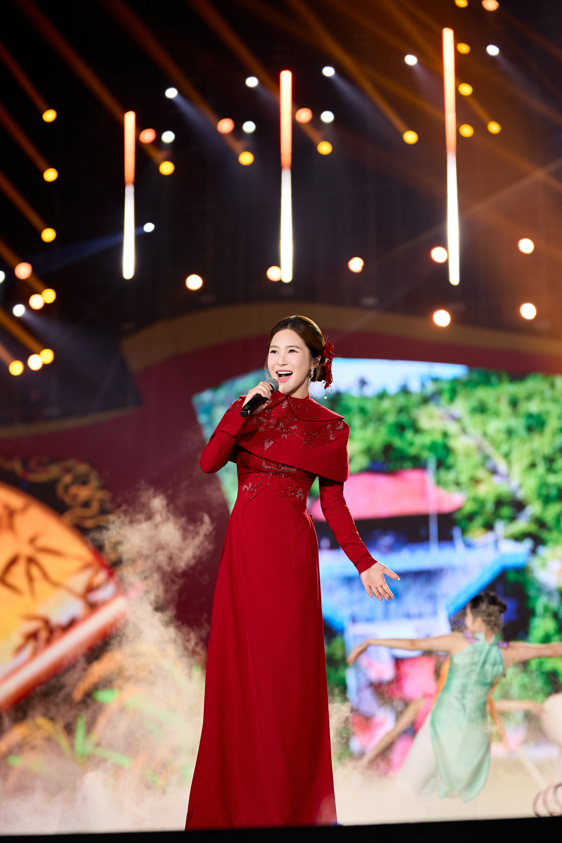 Nữ ca sĩ được chọn diễn ở Đại hội Đảng: Giọng h&aacute;t thực lực h&agrave;ng đầu Vbiz, ở ẩn 5 năm vẫn l&agrave; bạch nguyệt quang- Ảnh 1.