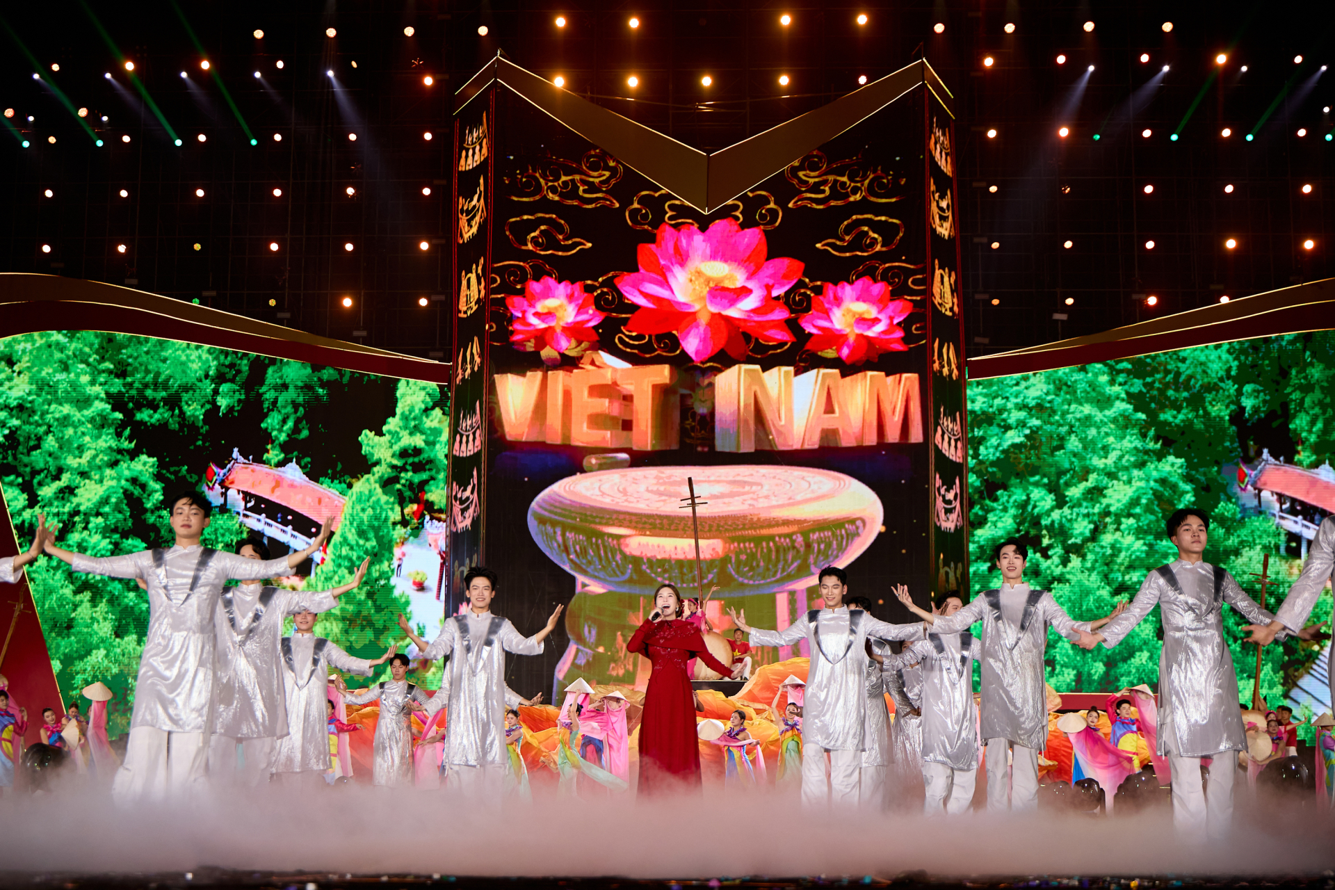 Nữ ca sĩ được chọn diễn ở Đại hội Đảng: Giọng h&aacute;t thực lực h&agrave;ng đầu Vbiz, ở ẩn 5 năm vẫn l&agrave; bạch nguyệt quang- Ảnh 2.